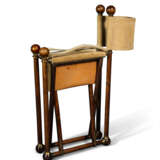 A PAIR OF WALNUT CAMPAIGN STYLE FOLDING CHAIRS - Foto 3
