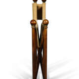 A PAIR OF WALNUT CAMPAIGN STYLE FOLDING CHAIRS - Foto 4