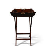 AN ENGLISH MAHOGANY BUTLER'S TRAY AND STAND - Foto 2