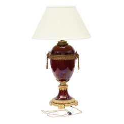 Lampe de table en porcelaine. 