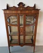 Übersicht. Vitrine Art Nouveau exquise 
