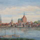 Rutenbeck, Harry (Schwaaner Maler) "Rostock-Ansicht vom Gehlsdorfer Ufer aus gesehen", Öl/ Hartfaser, sign. u.r., 30x40,5 cm, Rahmen (H. Rutenbeck gehörte zu den teilweise in Schwaan ansässigen malenden Laiensc… - Foto 1