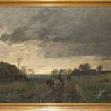 Scherres, Carl (1833 Königsberg -1923 Berlin) "Stürmischer Herbstabend in Lithauen", Öl/ Lw., sign. u.l., rückseitig betitelt und Künstleradresse, 106x196 cm, Rahmen (Deutscher Landschaftsmaler, studierte an de… - Foto 1