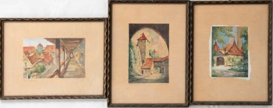 Konv. 3 Aquarelle, Fiebiger, A., "Burgansicht", 9,5x6,5 cm, "Im Laubengang", 6x9,5 cm, u. "Burgtor", 8x6 cm, sign. u.r., Gebrauchspuren, hinter Glas und Rahmen - photo 1