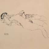 Klimt, Gustav (1862 Baumgarten-1918 Wien) "Aktstudie", Heliogravure, in der Platte sign., 19x29 cm, im Passepartout hinter Glas und Rahmen - photo 1