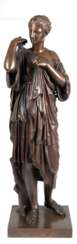 Bronze-Figur &quot;Statue der Artemis bzw. Diana&quot; nach dem antiken Vorbild der &quot;Diana Gabii&quot;, 19. Jh., braun patiniert, auf quadratischer Plinthe, Ges.-H. 65 cm