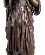 Sculptures. Bronze-Figur &quot;Statue der Artemis bzw. Diana&quot; nach dem antiken Vorbild der &quot;Diana Gabii&quot;, 19. Jh., braun patiniert, auf quadratischer Plinthe, Ges.-H. 65 cm