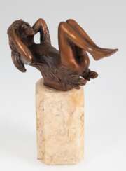 Bronze als Flakonverschluß von Ernst Fuchs (1930-2015) &quot;Papageno&quot;, braun patiniert, signiert und nummeriert 860/7500, H. 7,5 cm, auf Marmorsockel Ges.-H. 16 cm