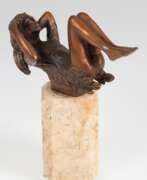 Sculptures. Bronze als Flakonverschluß von Ernst Fuchs (1930-2015) &quot;Papageno&quot;, braun patiniert, signiert und nummeriert 860/7500, H. 7,5 cm, auf Marmorsockel Ges.-H. 16 cm