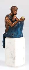 Bronze als Flakonverschluß von Patrizia Guerresi (ge. 1951) &quot;Paris&quot;, braun und blau patiniert, signiert und nummeriert 1317/7500, H. 7,5 cm, auf Marmorsockel Ges.-H. 18 cm