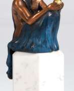 Sculptures. Bronze als Flakonverschluß von Patrizia Guerresi (ge. 1951) &quot;Paris&quot;, braun und blau patiniert, signiert und nummeriert 1317/7500, H. 7,5 cm, auf Marmorsockel Ges.-H. 18 cm