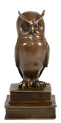 Bronze-Figur &quot;Uhu auf Buch&quot;, braun gefasst, Nachguß, bez. &quot;C. Potter, Gießerplakette &quot;JB Deposee&quot;, H. 22,5 cm