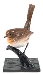 Bronze-Figur &quot;Rotkehlchen auf Ast sitzend&quot;, farbig gefasst, bez. &quot;Monbreß&quot;, Wiener Gießer Stempel &quot;AB in Amphore&quot;, H. 17 cm