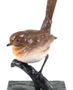 Sculptures. Bronze-Figur &quot;Rotkehlchen auf Ast sitzend&quot;, farbig gefasst, bez. &quot;Monbreß&quot;, Wiener Gießer Stempel &quot;AB in Amphore&quot;, H. 17 cm