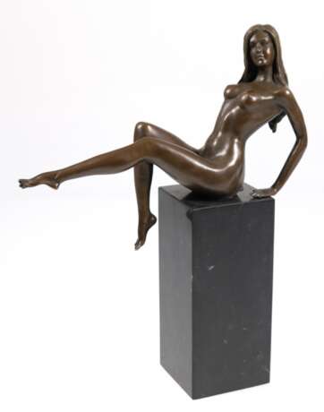 Bronze-Figur "Sitzender weiblicher Akt", braun patiniert, Pariser Gießerplakette, H. 19,5 cm, auf hohem schwarzem Marmorsockel, Ges.-H. 33 cm - Foto 1