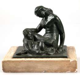 Petschke, Hanns (1886-1950) &quot;Mutter mit Kind&quot;, Gips, dunkel gefaßt, auf der Plinthe signiert, auf Gipssockel, ges. 20x24x15 cm (Petschke war Bildhauer und Graphiker in Bautzen und Schüler des H. Spieler, K. Gro…