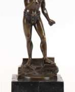 Скульптуры. Warmuthm, Wilhelm (20. Jh.) &quot;Athlet&quot;, Bronze, braun patiniert, sign., H. 24 cm, schwarzer Marmorsockel, 10x12x12 cm