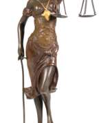 Скульптуры. Bronze-Figur &quot;Justitia&quot;, mit Waage und Schwert auf Buch und Schlange stehend, Nachguß, grün patiniert, bezeichnet &quot;Meyer&quot;, Gießerplakette &quot;J.B. Deposee Paris&quot;,braun patiniert, und teilweise …