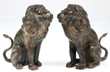 2 Bronze-Figuren &quot;Sitzender Löwe&quot;, dunkel gefasst, Italien 1970er Jahre, H. 17,5 cm