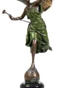 Скульптуры. Bronze-Figur &quot;La Renomee&quot;, nach Louis-Ernest Barrias, z.T. grün gefaßt, Wiener Gießermarke &quot;Amphore mit AB&quot;, H. 31 cm, auf rundem schwarzem Steinsockel, Ges.-H. 37,5 cm