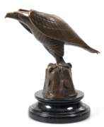 Скульптуры. Bronze-Figur &quot;Falke&quot;, Nachguß, braun patiniert, bez. &quot;Coenrad&quot;, Gießerplakette &quot;BJB&quot;, auf rundem, schwarzem Steinsockel, Ges.-H. 20 cm