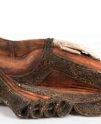 Скульптуры. &quot;Liegender Buddha&quot;, Holz, farbig gefasst, mit Schmucksteinen, Gebrauchspuren, L. 102 cm, H. 32 cm