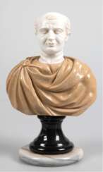 Marmor-Büste &quot;Antiker Römer &quot;, auf rundem Sockel bez. &quot;M.T. Cicero&quot;, Ges.-H. 32 cm