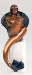 Bronze als Flakonverschluß von Patrizia Guerresi (ge. 1951) &quot;Aphrodite&quot;, braun und blau patiniert, signiert und nummeriert 1893/7500, H. 17,5 cm, auf Marmorsockel Ges.-H. 18 cm