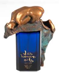 Parfüm-Flakon &quot;Les Beaux arts&quot;, als Verschluß Bronze von Auguste Rodin (1840- 1917) &quot;Danaide&quot; braun patiniert, signiert und nummeriert 2070/14999, H. 13 cm, Ges.-H. 13,3 cm