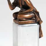 Bronze als Flakonverschluß von Barry Shiraishi (geb. 1938) "Romeo", braun patiniert, signiert und nummeriert 397/7500, H. 12,5 cm, auf Aluminiumsockel, Ges.-H. 16,5 cm - photo 1