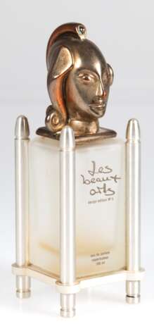 Parfüm-Flakon "Les Beaux arts", als Verschluß versilberte Bronze von Paul Wunderlich (1927-2010) "Kopf der Diana", signiert und nummeriert 882/14999, berieben, H. 7,5 cm, Ges.-H. 18 cm - photo 1