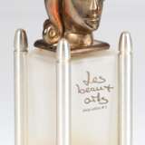 Parfüm-Flakon "Les Beaux arts", als Verschluß versilberte Bronze von Paul Wunderlich (1927-2010) "Kopf der Diana", signiert und nummeriert 882/14999, berieben, H. 7,5 cm, Ges.-H. 18 cm - photo 1