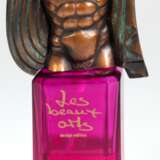 Parfüm-Flakon "Les Beaux arts", als Verschluß Bronze von Miguel Berrocal (geb. 1933) "Eros" Torso mit abnehmbarem, 24 k vergoldetem Brustschild, braun patiniert, signiert und limitiert auf 14.999 Exem… - фото 2