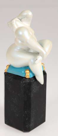 Skulptur als Flakonverschluß von Christian Peschke (geb. 1946) "La Vita", gegossener Marmorstein, handbemalt, vergoldet, signiert und nummeriert 832/7500, H. 10,5 cm, auf Granitsockel Ges.-H. 17,5 cm - Foto 1