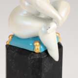 Skulptur als Flakonverschluß von Christian Peschke (geb. 1946) "La Vita", gegossener Marmorstein, handbemalt, vergoldet, signiert und nummeriert 832/7500, H. 10,5 cm, auf Granitsockel Ges.-H. 17,5 cm - Foto 1