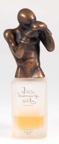 Parfüm-Flakon "Les Beaux arts", als Verschluß Bronze von Bruno Bruni (geb. 1935) "Clinch- Boxertorso", symbolisiert seine Freundschaft zu dem dreifachen World-Champion Dariusz Michalczewski, braun pat… - photo 1