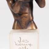 Parfüm-Flakon "Les Beaux arts", als Verschluß Bronze von Bruno Bruni (geb. 1935) "Clinch- Boxertorso", symbolisiert seine Freundschaft zu dem dreifachen World-Champion Dariusz Michalczewski, braun pat… - photo 1