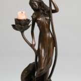 Kerzenständer im Jugendstil, figürlich "Junge Frau im fließenden Gewand mit 2 blütenförmigen Kerzenhaltern ", Bronze, braun patiniert, bez. "Milo", Gießerplakette "J.B. Deposee Paris", auf … - фото 1
