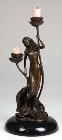 Kerzenständer im Jugendstil, figürlich "Junge Frau im fließenden Gewand mit 2 blütenförmigen Kerzenhaltern ", Bronze, braun patiniert, bez. "Milo", Gießerplakette "J.B. Deposee Paris", auf … - фото 1
