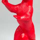 Höhrl, Ottmar (geb. 1950 in Nauheim) "Roter Bär", aus der Installation "Berlin-Bärlin" 2000, Kunststoff, H. 35,5 cm, mit signiertem Zertifikat - Foto 1