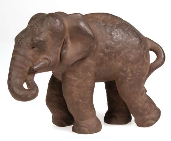 Bach, Else (1899 Heidelberg-1951 Pforzheim), "Elefant", dunkelbraune Tonskulptur, unglasiert, Karlsruher Keramik, sehr selten, H. 16,5 cm - Foto 1