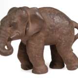 Bach, Else (1899 Heidelberg-1951 Pforzheim), "Elefant", dunkelbraune Tonskulptur, unglasiert, Karlsruher Keramik, sehr selten, H. 16,5 cm - Foto 1