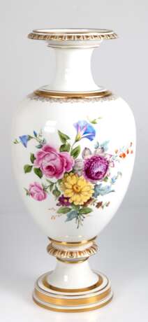 Große KPM-Vase, Berlin, auf rundem Sockel mit Golddekor verschraubter gebauchter Korpus, Schauseite mit reicher Floralbemalung, goldene Zierränder, blaue Zeptermarke, H. 56 cm - photo 1