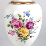 Große KPM-Vase, Berlin, auf rundem Sockel mit Golddekor verschraubter gebauchter Korpus, Schauseite mit reicher Floralbemalung, goldene Zierränder, blaue Zeptermarke, H. 56 cm - photo 1