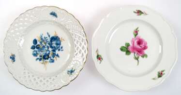2 diverse Meissen-Tellerchen, dabei Rote Rose und Korbrandteller, Blaue Blume mit Goldgräsern, Dm. 15 cm