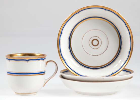 3 KPM-Tellerchen, Berlin 1849-1870, Ränder in Blau und Gold, Dm. 13,5 cm, dazu Kaffeetasse mit Haarriss - фото 1