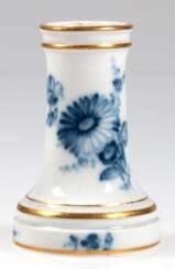 Kleine Meissen-Vase, 19. Jh., Blaue Blume mit Insekt und Goldrändern, Ritz-Nr. F 66, Innenrand mit Glasurrissen, H. 6,3 cm