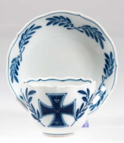 Patriotische Meissen-Tasse mit UT, Eisernes Kreuz 1914 und Lorbeerzweige in Blaumalerei, Knaufschwerter 1850-1924, Neuer Ausschnitt, 1. Wahl - Foto 1