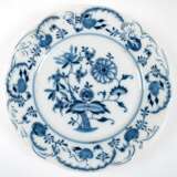Teller, Zwiebelmuster, reliefierter Rand, Gebrauchspuren, Dm. 24,5 cm - Foto 1