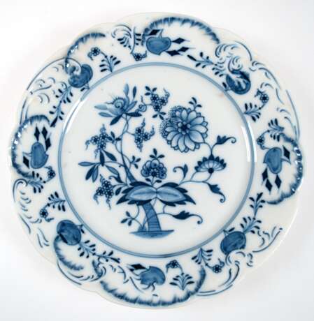 Teller, Zwiebelmuster, reliefierter Rand, Gebrauchspuren, Dm. 24,5 cm - Foto 1